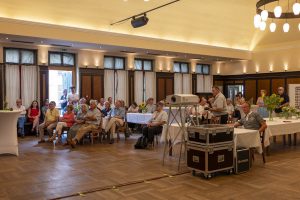 Gäste bei der Jubiläumsveranstaltung der Fotofreunde Wiggensbach