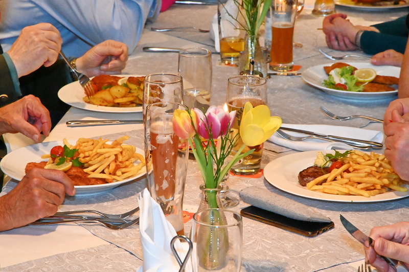 Dann kam das leckere Essen aus der Küche für alle… Dann kam das leckere Essen aus der Küche für alle…