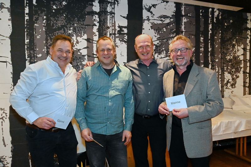 … und anschließend wurde die Vorstandschaft durch Norbert Gehrmann mit einem großen „Dankeschön“ geehrt! v.li nach re: Günther Just (2. Vorsitzender), Peter Wagner (Kasse und Mitgliederverwaltung), Norbert Gehrmann und Manfred Köhler (1. Vorsitzender) … und anschließend wurde die Vorstandschaft durch Norbert Gehrmann mit einem großen „Dankeschön“ geehrt! v.li nach re: Günther Just (2. Vorsitzender), Peter Wagner (Kasse und Mitgliederverwaltung), Norbert Gehrmann und Manfred Köhler (1. Vorsitzender)