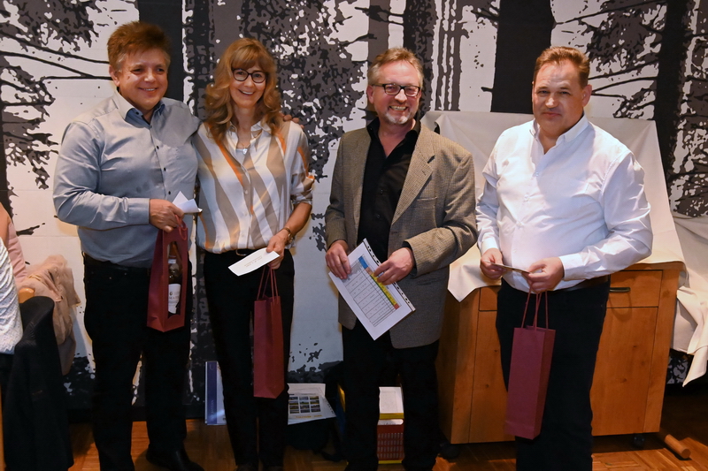 Ehrung der Jahresfotografen 2021: v. li nach re: Siggi Hilbrich (1. Platz), Christine Hilbrich (3. Platz), Manfred & Günther, Peter Ernszt (2. Platz) fehlte an diesem Abend. Ehrung der Jahresfotografen 2021: v. li nach re: Siggi Hilbrich (1. Platz), Christine Hilbrich (3. Platz), Manfred & Günther, Peter Ernszt (2. Platz) fehlte an diesem Abend.