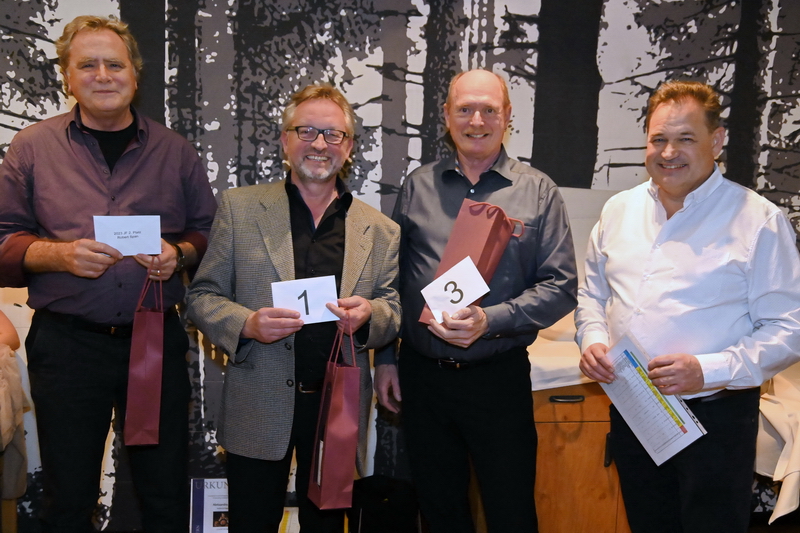 Ehrung der Jahresfotografen 2023: v. li nach re: Robert Span (2. Platz), Manfred Köhler (1. Platz), Norbert Gehrmann (3. Platz), Günther Just Ehrung der Jahresfotografen 2023: v. li nach re: Robert Span (2. Platz), Manfred Köhler (1. Platz), Norbert Gehrmann (3. Platz), Günther Just