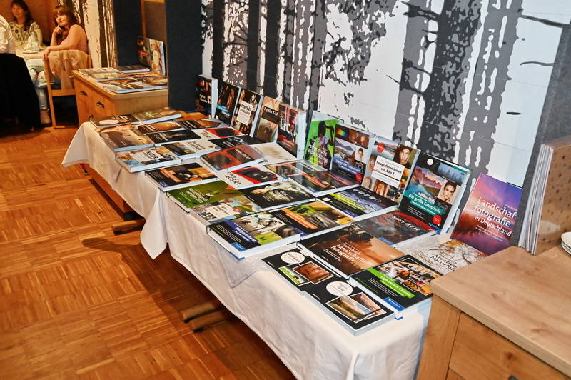 Manfred Kriegelstein MFIAP aus Potsdam spendete für die Fotofreunde Wiggensbach eine große Anzahl an aktuellen Fotobüchern! Manfred Kriegelstein MFIAP aus Potsdam spendete für die Fotofreunde Wiggensbach eine große Anzahl an aktuellen Fotobüchern!