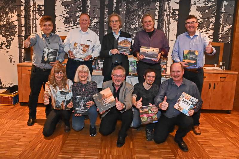 Erst durfte sich jeder Preisträger des Abends ein Buch aussuchen… Erst durfte sich jeder Preisträger des Abends ein Buch aussuchen…