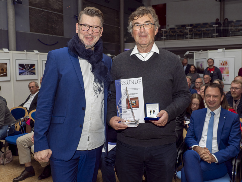 Pokal, Medaille und Urkunde für den Bayerischen Fotomeister Peter Hildebrand Pokal, Medaille und Urkunde für den Bayerischen Fotomeister Peter Hildebrand