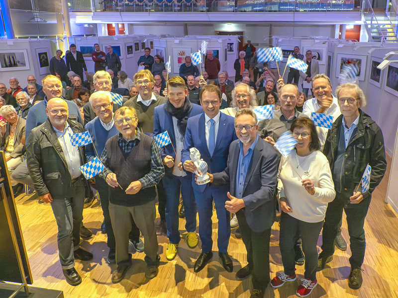 OB Frank Kunz überreicht den Ehrenpreis des Ministerpräsidenten OB Frank Kunz überreicht den Ehrenpreis des Ministerpräsidenten