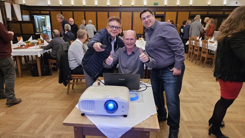 Vorbereitungen für die Beamershows (v. l.n.r. Siggi Hilbrich, Norbert Gehrmann und Florian Pötzl) Vorbereitungen für die Beamershows (v. l.n.r. Siggi Hilbrich, Norbert Gehrmann und Florian Pötzl)