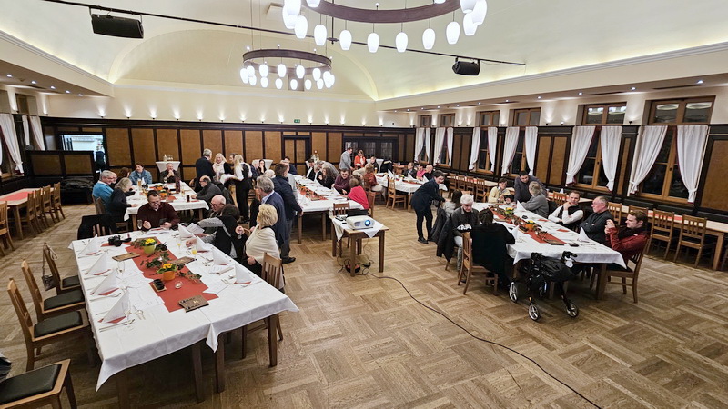 Alle nehmen zum Essen Platz Alle nehmen zum Essen Platz