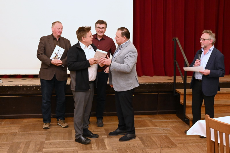 Ehrungen der Jahresfotografen 2024 durch Manfred Köhler und Günther Just (2. Vorsitzender) Ehrungen der Jahresfotografen 2024 durch Manfred Köhler und Günther Just (2. Vorsitzender)