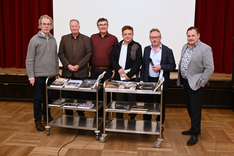 Vielen Dank an Manfred Kriegelstein… erst durften die drei Jahresbesten auswählen…. Vielen Dank an Manfred Kriegelstein… erst durften die drei Jahresbesten auswählen….