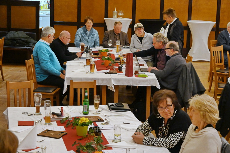 Nette Gespräche unter Fotofreunden und Familienangehörigen Nette Gespräche unter Fotofreunden und Familienangehörigen