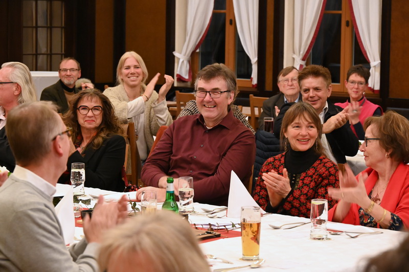 Viel Applaus und lachende Gesichter…. Viel Applaus und lachende Gesichter….