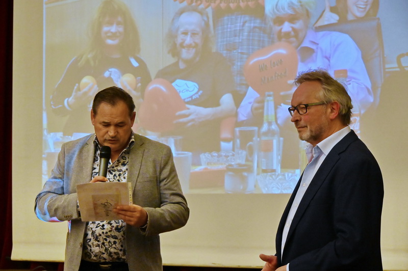 Vielen Dank an unseren ersten Vorsitzenden Manfred Köhler sagt Günther Just im Namen des gesamten Fotoclubs für seine Arbeit. Vielen Dank an unseren ersten Vorsitzenden Manfred Köhler sagt Günther Just im Namen des gesamten Fotoclubs für seine Arbeit.