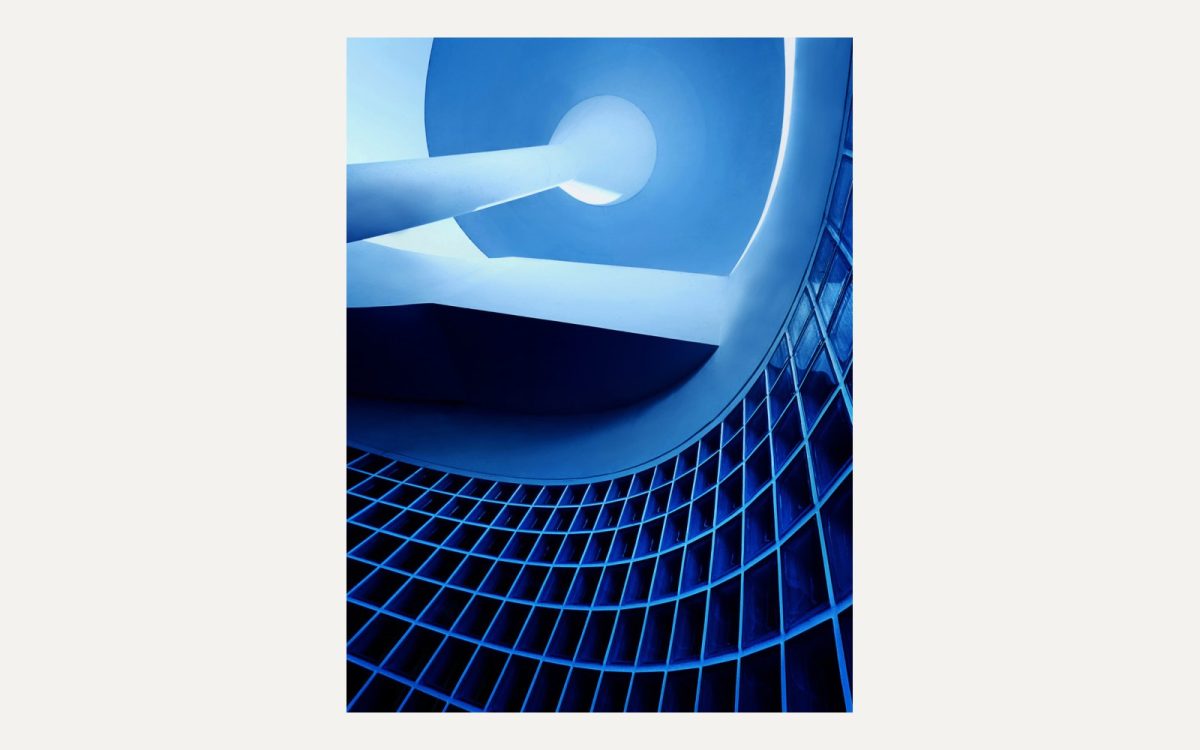 Blaue Architekturaufnahme mit geschwungenen Formen und Glasbausteinen