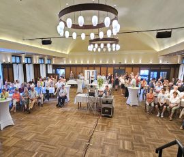 Der Saal ist gefüllt - es kann losgehen