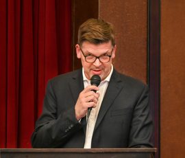 der 1. Vorsitzende des DVF-Landesverbandes Bayern, Alexander Gohlke gratuliert