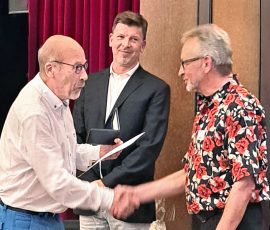 der Präsident des DVF Überreicht die Treuemedaille in Bronze an die Fotofreunde