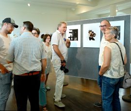 viele interessiere Besucher in der Ausstellung