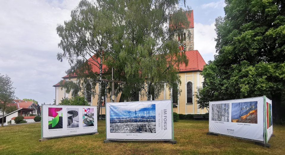 Großformatige Fotografien auf der Pfarrwiese Großformatige Fotografien auf der Pfarrwiese