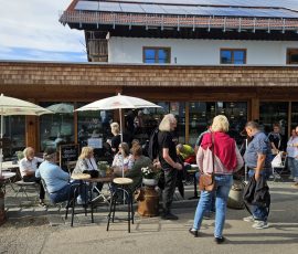 Um 16.30 Uhr traf man sich vor der Bio-Schaukäserei in Wiggensbach