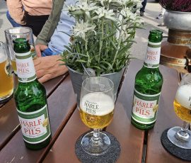 Ein kleines Getränk am schön geschmückten Tisch mit Edelweiß