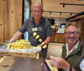 Peter und Manfred beim Verteilen der leckeren Käseproben