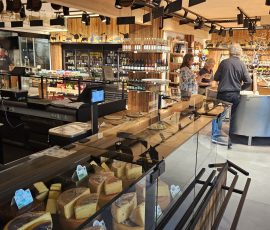 Auch können noch Käse- und Milchprodukte im schönen Verkaufsraum eingekauft werden